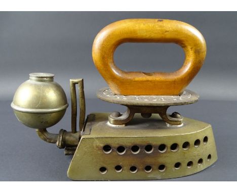 altes  Spiritus-Bügeleisen mit Holzgriff, H-17 cm, K-25 cm