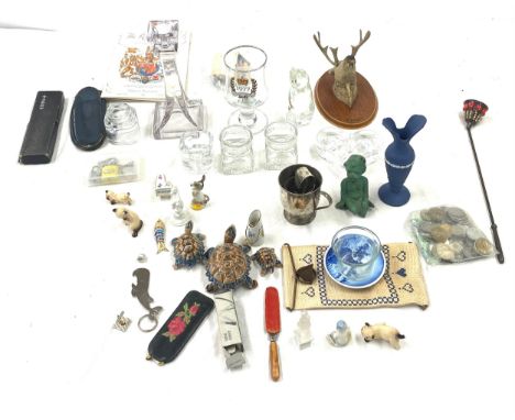 Selection of collectable items includes Wade turtles, Glass cat, coins, bank notes etc 