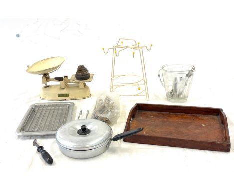 Set Harper kitchen scales, various kitchenalia 