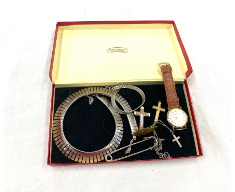 Tray of collectable items includes Mother brooch, silver cross and chain etc 