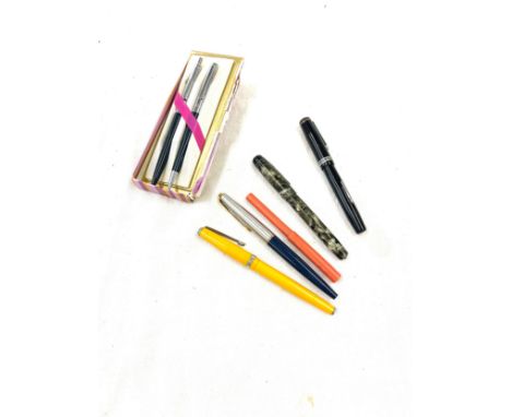 Selection vintage pens to include Parker, Unique etc 
