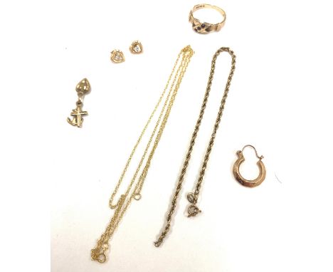 Selection of 9ct gold jewellery includes earrings, broken chain, 9ct Gold stone set ring, total weight total weight 6g