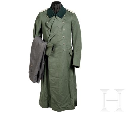   Mantel und Hose für einen Hauptmann der Reserve in der Infanterie, Feldbinde mit Schloss, Stiefel, Varia  Mantel aus graugr