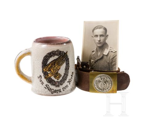   Große Gruppe Objekte aus dem 2. Weltkrieg, dabei Krug "Den Siegern von KRETA"  Fayence-Krug, farbig gestaltet, ½-Liter, vs.