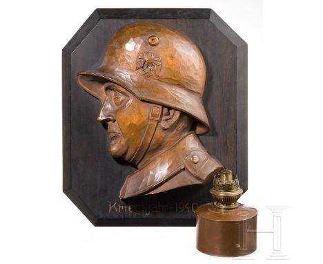   Holzrelief und Petroleumlampe der Kriegsmarine  Portrait eines Offiziers mit dt. Stahlhelm, Hartholz geschnitzt, auf Platte