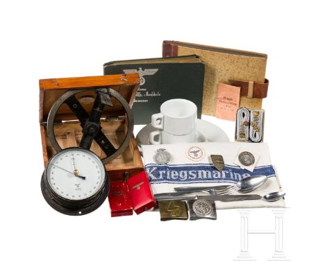   Kleiner Marinenachlass  Barometer mit Marineabnahme, Hersteller "Lufft", das schwarz lackierte Gehäuse mit Befestigungsflan