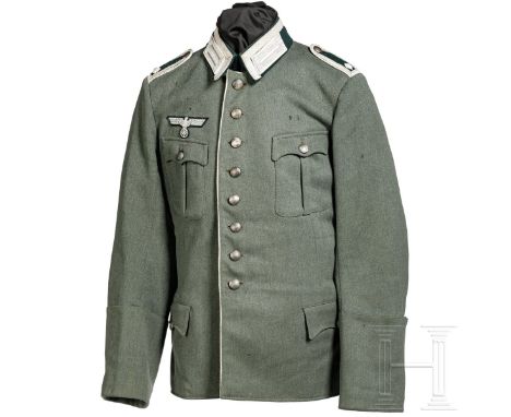   Feldbluse für einen Feldwebel der Infanterie  Feldgraues Tuch mit vier Taschen, an den Knopflöchern weiße Vorstöße (sog. ge