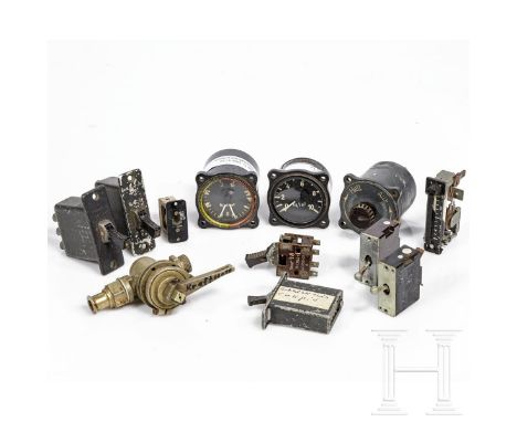   Kleine Sammlung Flugzeugteile  Druckmesser 0-10 Kg/cm2, Doppeldruckmesser 0-3 und 0-15 Kg/cm2, Hell-Dunkel-Regler für das I