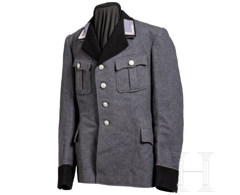   Feldbluse eines Truppführers Im Reichsluftschutzbund (RLB)  Grober hellgrauer Grundstoff, zwei aufgesetzte Brusttaschen, zw