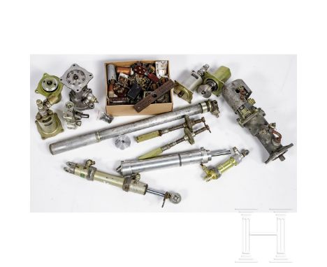   Kleine Sammlung Flugzeugteile, überwiegend für die Hydraulik  Vier unterschiedliche Hydraulikzylinder, Gerätnummern "8-4544