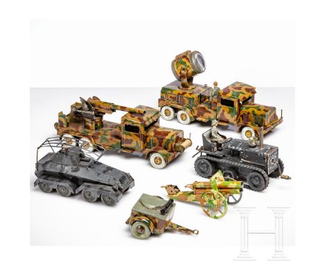   Konvolut TippCo-Flakwagen, Scheinwerferauto, Gama-Raupentraktor, Panzerspähwagen und Zubehör  Konvolut Militärspielzeug, Ti