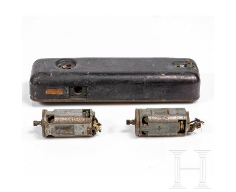   Spannvorrichtung für das Bord-MG 151  Originale Lackierung und Aufkleber, sichtliche Gebrauchsspuren. Dazu zwei Motoren. Ge