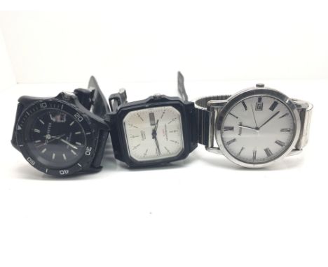 Three gents watches to include Casio and Accurist, all with date aperture.