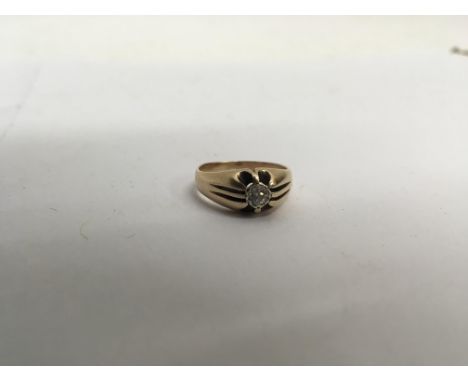 A gents 9ct gold ring with a solitaire diamond. Weight approx 5g Size P