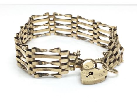 A 9ct gold gate bracelet with heart padlock, total weight approximately 11 grams.