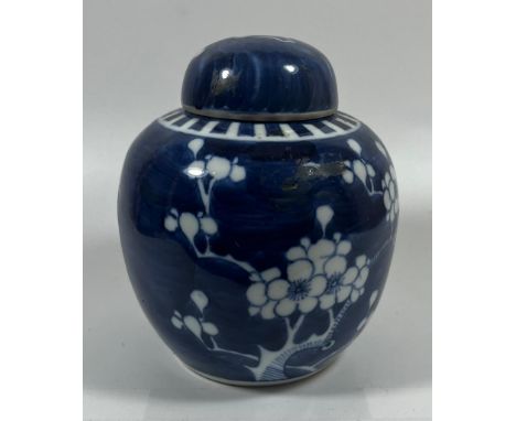 A CHINESE PRUNUS BLOSSOM GINGER JAR WITH DOUBLE RING MARK TO BASE, ON CARVED WOODEN STAND, HEIGHT 18 CM 