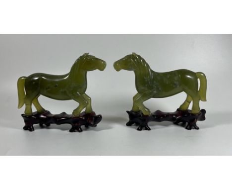 A PAIR OF JADE STYLE HARDSTONE HORSES ON CARVED WOODEN BASES, HEIGHT 12 CM 