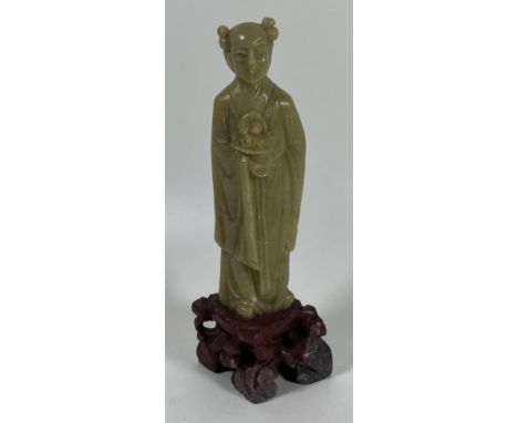 A VINTAGE CHINESE JADE TYPE HARDSTONE IMMORTAL FIGURE ON RED MARBLE BASE, HEIGHT 15CM 