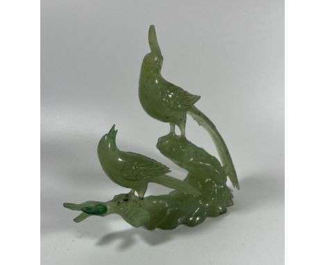 A JADE STYLE HARDSTONE BIRD FIGURE GROUP, HEIGHT 16 CM 