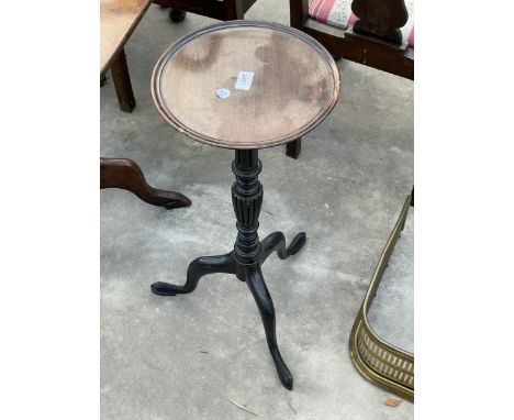 A VICTORIAN STYLE TRIPOD WINE TABLE, 11" DIAMETER 