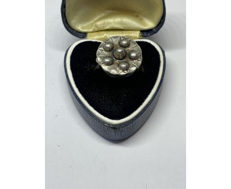 A BOXED SILVER RING 