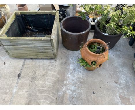 AN ASSORTMENT OF GARDEN PLANTERS TO INCLUDE A TERRACOTTA STRAWBERRY PLANTER ETC 