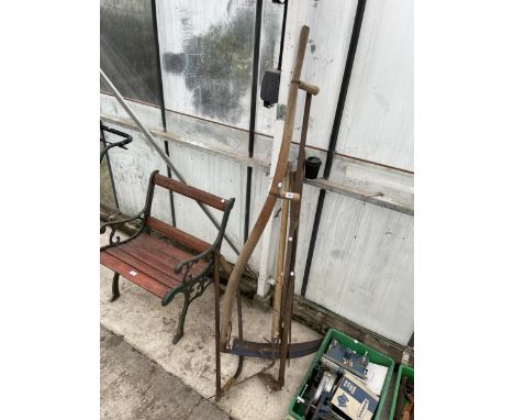 AN ASSORTMENT OF VINTAGE GARDEN TOOLS TO INCLUDE SYTHES AND HOES ETC 