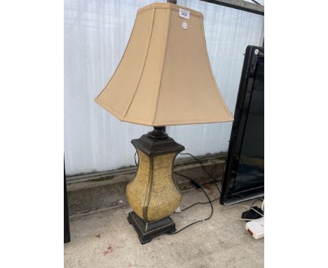 A DECORATIVE TABLE LAMP WITH SHADE 