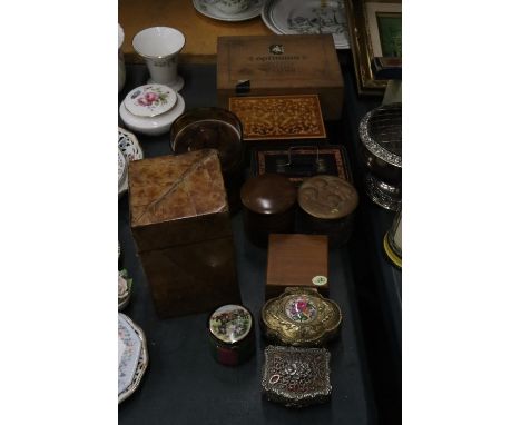 A QUANTITY OF VINTAGE WOODEN AND CERAMIC BOXES AND TRINKET BOXES 
