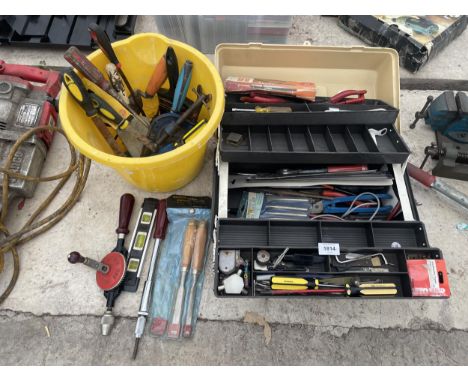 A COLLECTION OF VARIOUS HAND TOOLS TO INCLUDE A TOOLBOX AND CONTENTS, G-CLAMP, CHISELS, ETC 