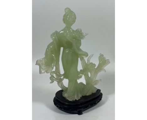 A VINTAGE JADEITE JADE TYPE FIGURE ON A WOODEN DISPLAY BASE, HEIGHT 23 CM 