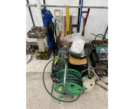 A LARGE ASSORTMENT OF GARDEN ITEMS TO INCLUDE A HOSE REEL, SPADE AND FORK ETC 