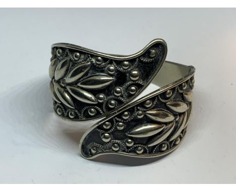 AN EMBOSSED CONTINENTAL BANGLE 