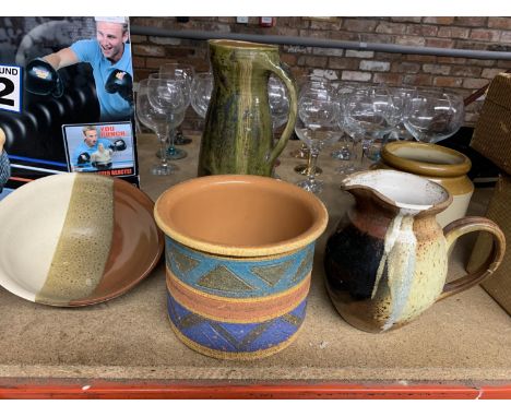 FIVE PIECES OF STUDIO POTTERY TO INCLUDE JUGS, A PLANTER AND BOWL, SOME MARKED TO THE BASE 