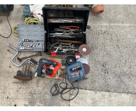 AN ASSORTMENT OF HAND TOOLS AND POWER TOOLS TO INCLUDE A BOSCH JIGSAW, SOCKET SET, ETC 