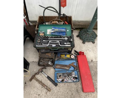 A LARGE ASSORTMENT OF TOOLS TO INCLUDE SOCKET SET, HAMMERS AND TROWELS ETC 