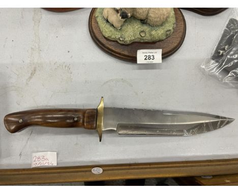 A WOODEN HANDLED HUNTING KNIFE 