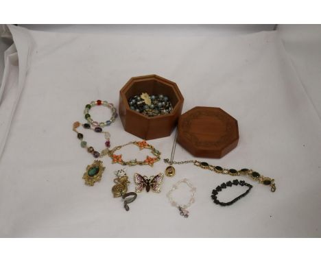 A QUANTITY OF VINTAGE AND MODERN COSTUME JEWELLERY TO INCLUDE BRACELETS, CHAINS, BROOCHES, RINGS, ETC IN A WOODEN BOX 