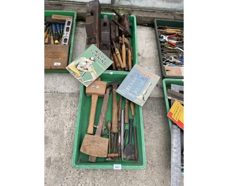 A LARGE ASSORTMENT OF VINTAGE HAND TOOLS TO INCLUDE WOOD PLANES AND HAMMERS ETC 