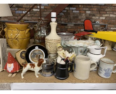 A MIXED LOT OF CERAMIC ITEMS TOO INCLUDE A SYLVAC SPANIEL, FIGURINE, TABLE LAMP, PLANTERS, ETC 