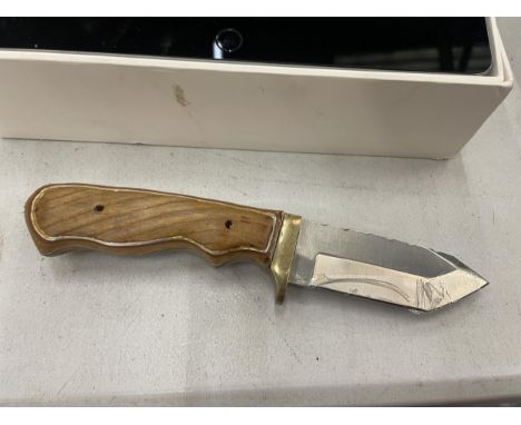 A WOODEN HANDLED HUNTING KNIFE 