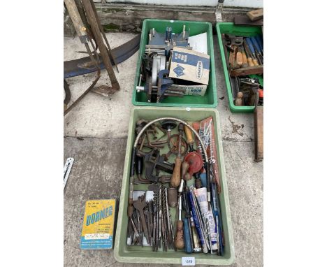 A LARGE ASSORTMENT OF VINTAGE HAND TOOLS TO INCLUDE BRACE DRILLS AND JIGS ETC 