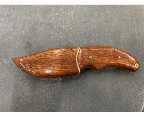 A HUNTING KNIFE WITH SHEATH 