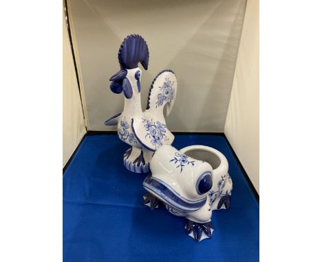 A LARGE BLUE AND WHITE ROOSTER ORNAMENT, HEIGHT 28CM AND A FROG UTENSIL POT 