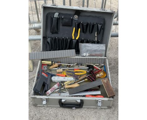 AN ASSORTMENT OF TOOLS TO INCLUDE SCREW DRIVERS AND PLIERS ETC 