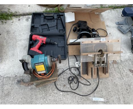 AN ASSORTMENT OF POWER TOOLS TO INCLUDE A BLACK AND DECKER BENCH GRINDER AND A ROUTER ETC 