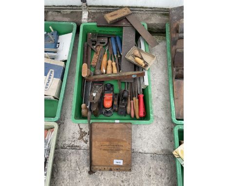 A LARGE ASSORTMENT OF VINTAGE HAND TOOLS TO INCLUDE CHISELS AND WOOD PLANES ETC 