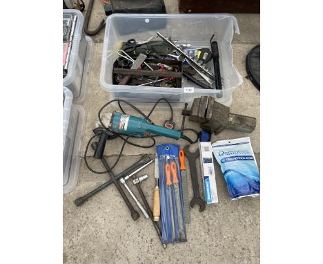 A COLLECTION OF HAND TOOLS AND POWER TOOLS TO INCLUDE A MAKITA GRINDER, A BENCH VICE, SOCKETS, ETC 