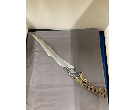 A VINTAGE STYLE HUNTING KNIFE 