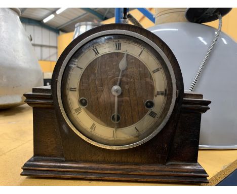 A VINTAGE OAK MANTLE CLOCK WITH KEY 